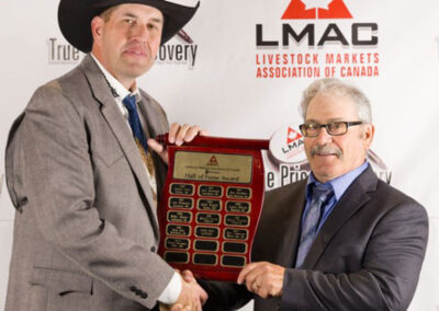 2025 Hall of Fame inductee Jim Abel from Stettler receives his award from LMAC President Craig Jacklin. Abel is a past LMAC and Alberta Auction Markets Association President. Jim’s family and a large delegation from Stettler were on hand for the induction ceremony.