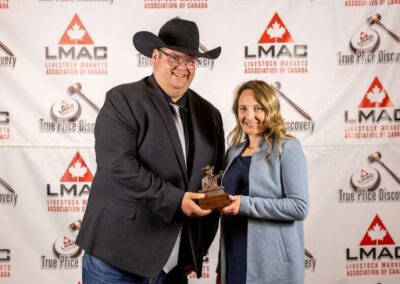 CLA general manager Laura Eklund presents the Ken Frederickson limited-edition Bronze, sponsored by the Canadian Limousin Association, to LMAC Champion Dave Jacob.